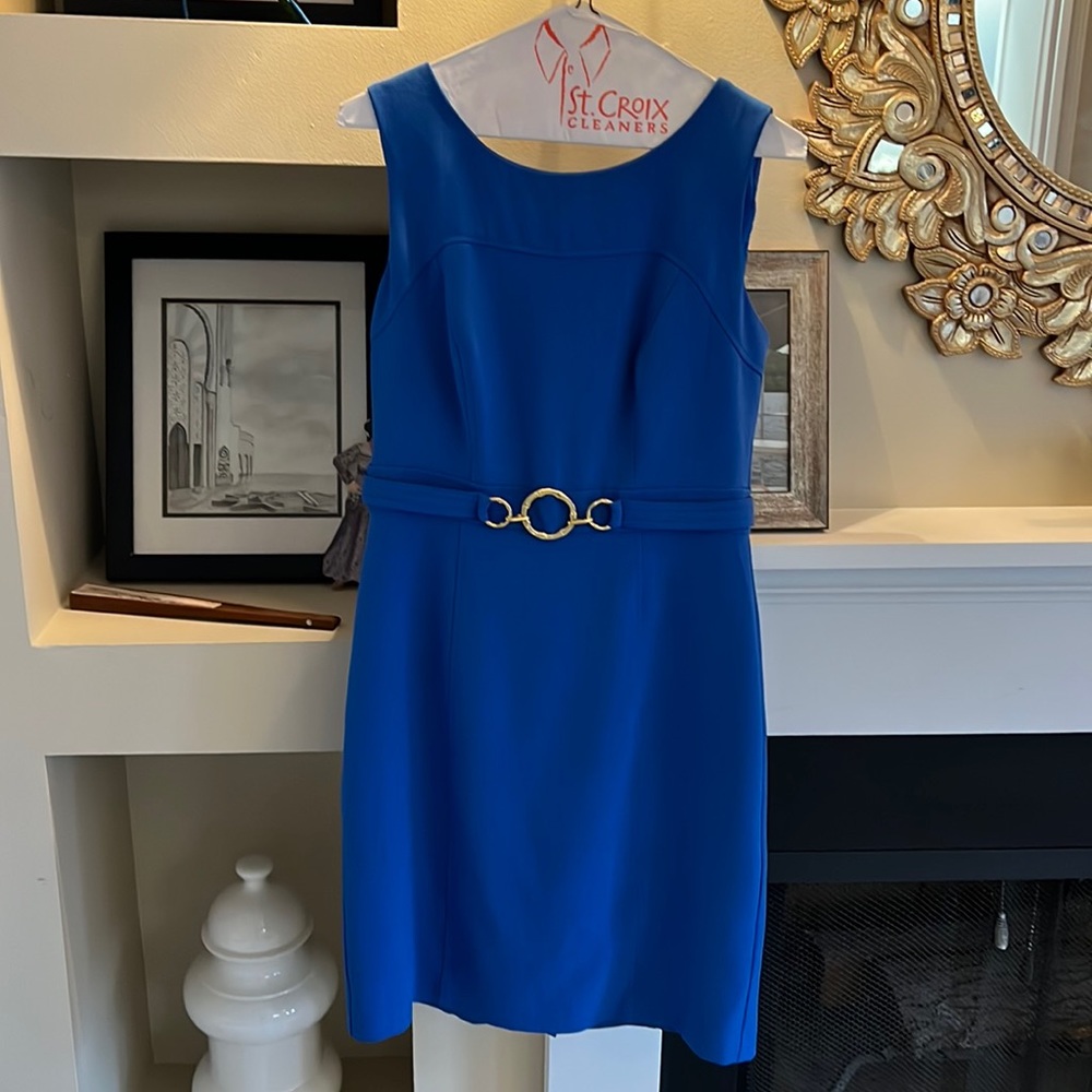 Sleeveless dress with gold accent